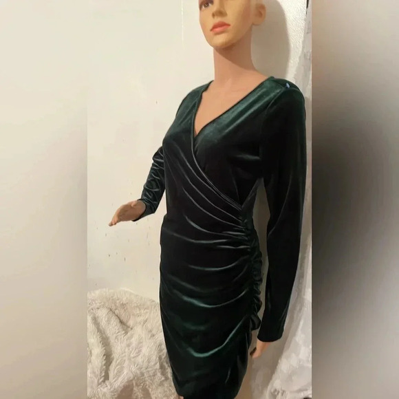 Guberry Elegant Green Velvet Wrap Dress - Picture 9 of 10